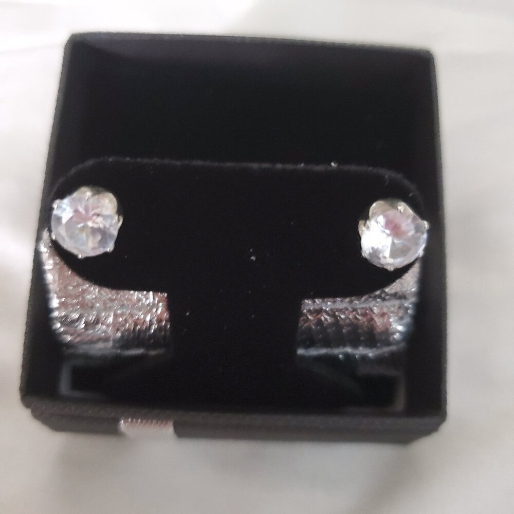 Beautiful stud earrings - Picture 3 of 4